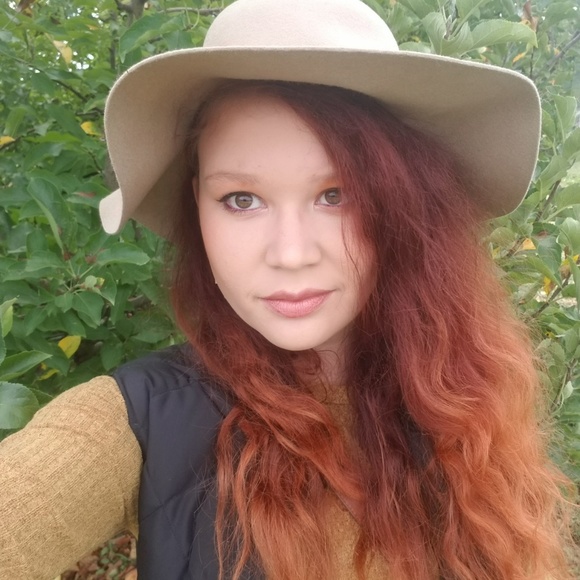 Meet your Posher, Claudia - Picture 1 of 2